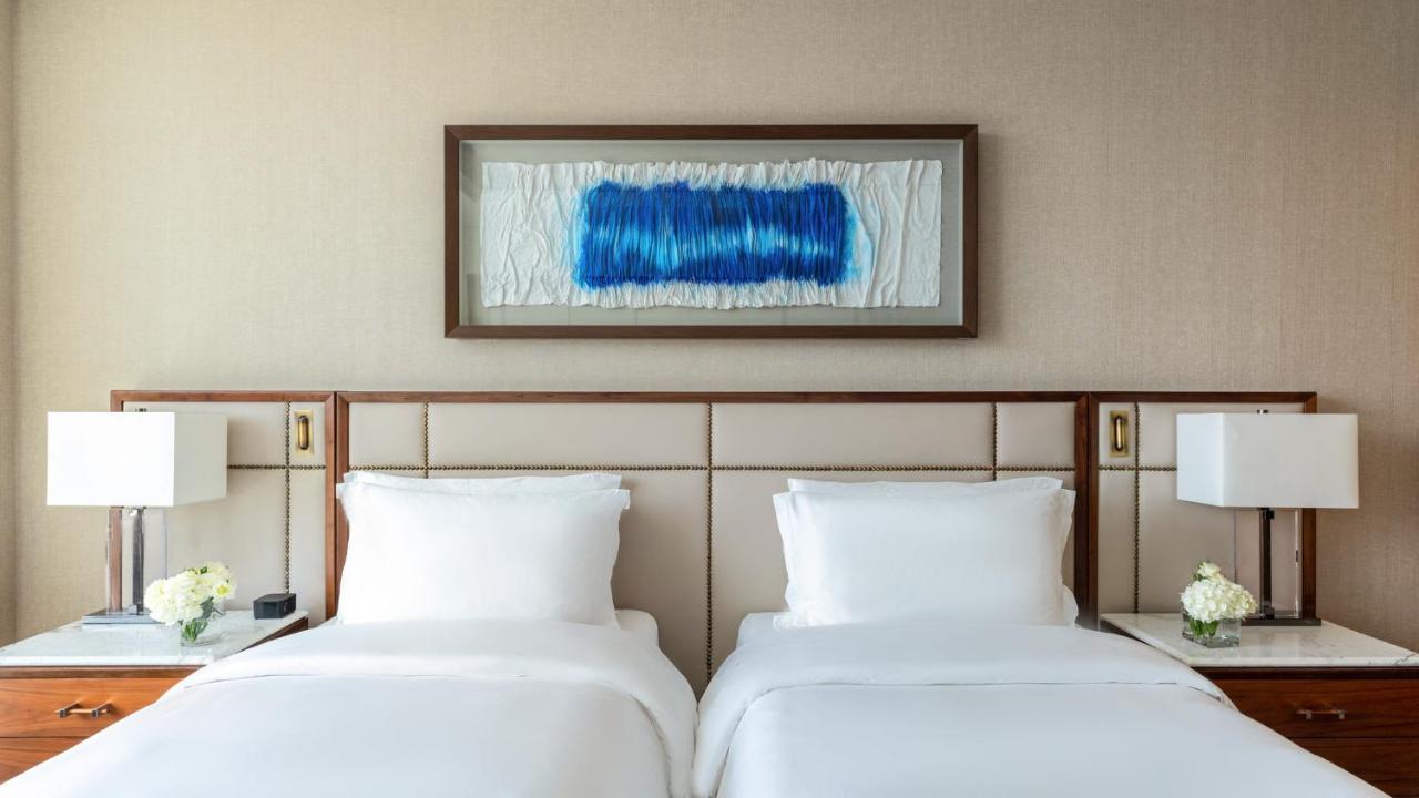 Grand Plaza Moevenpick Dubai Exterior foto Artwork by Michael Mcintyre