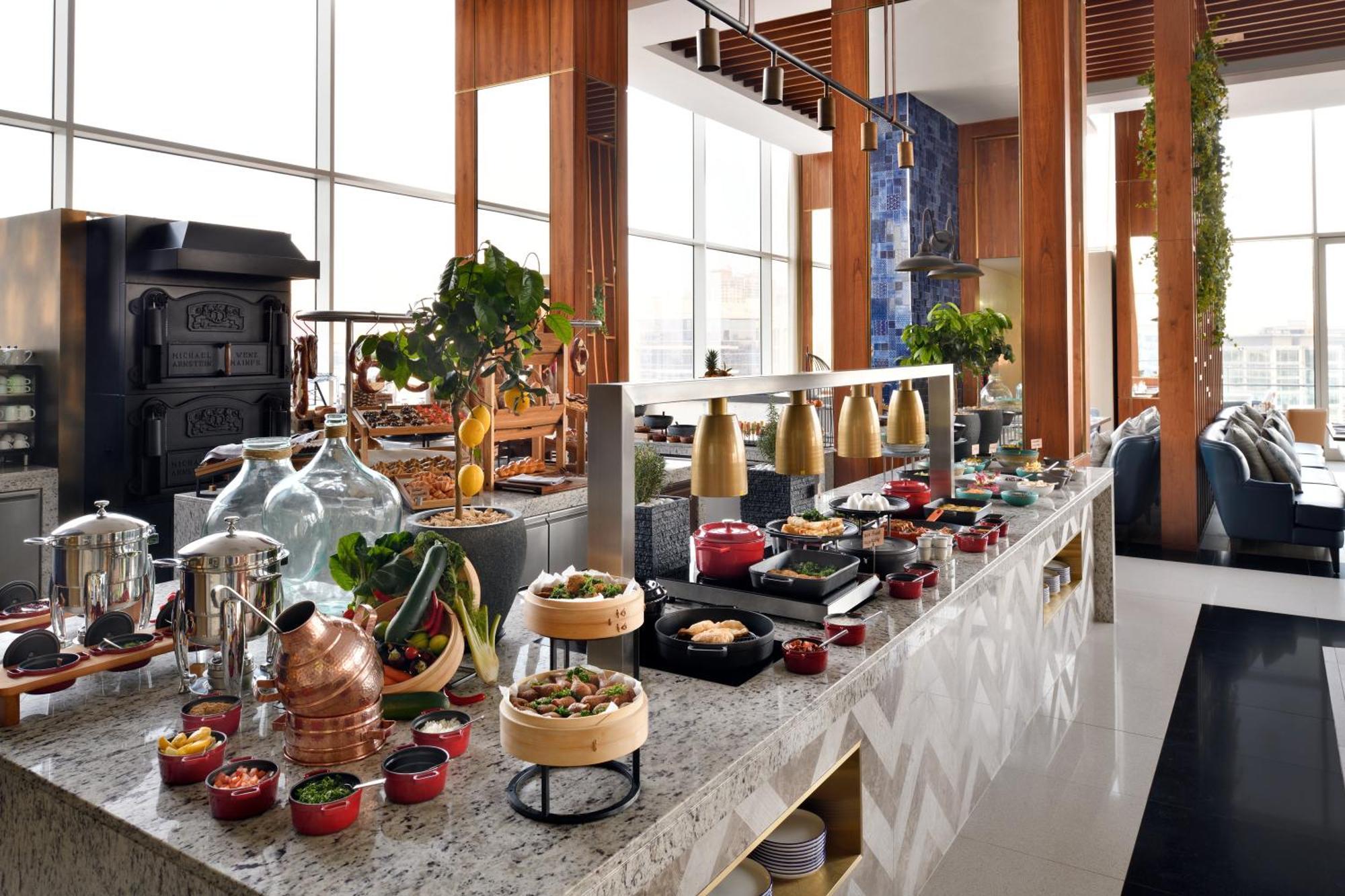 Grand Plaza Moevenpick Dubai Exterior foto The buffet at the restaurant