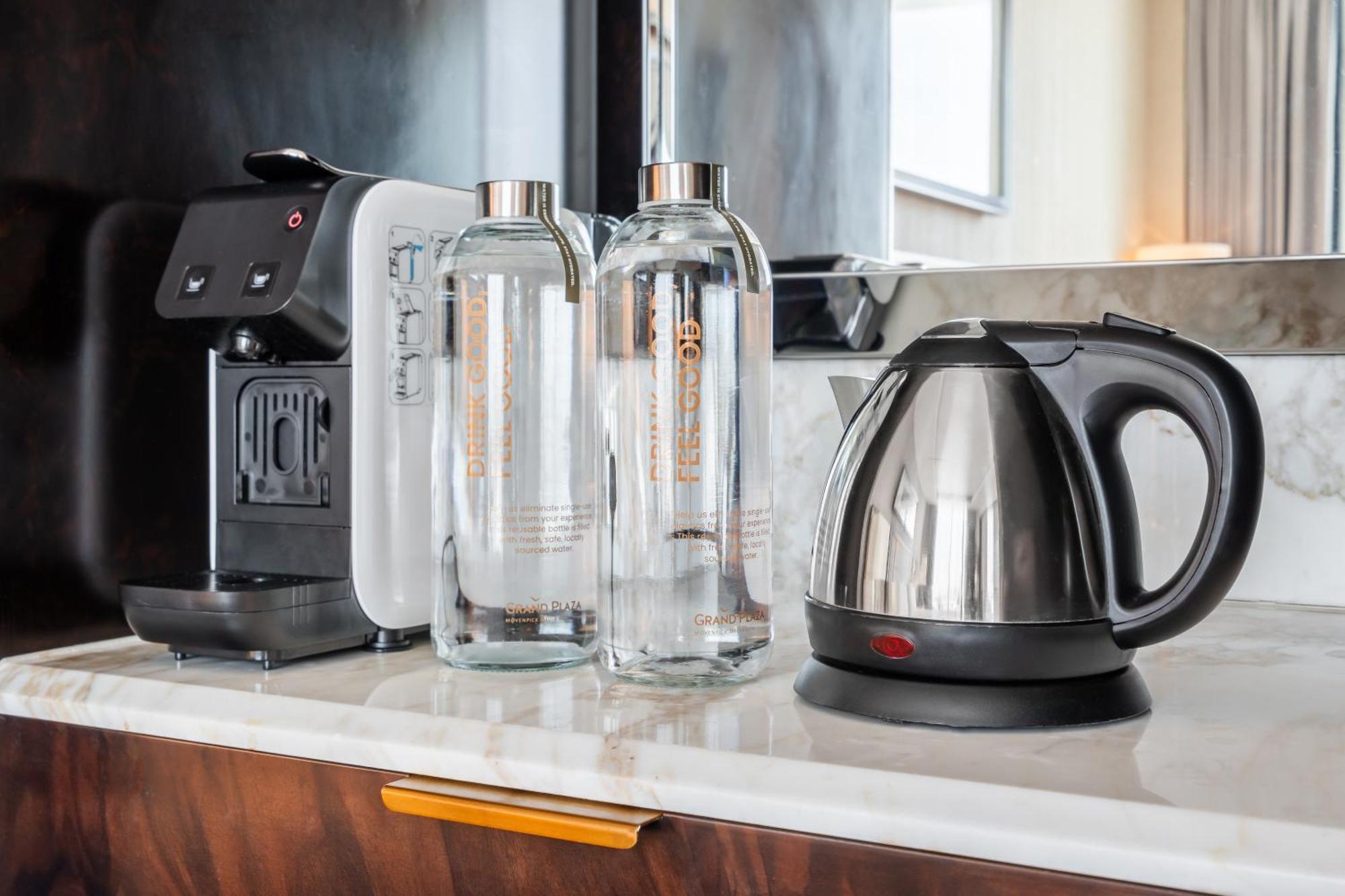 Grand Plaza Moevenpick Dubai Exterior foto A kettle and coffee machine